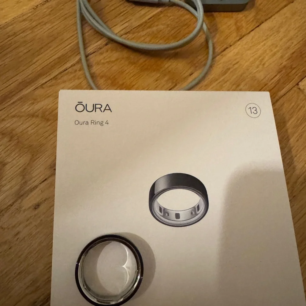 Oura Ring (Gen 4) Black with Silver Inner Band